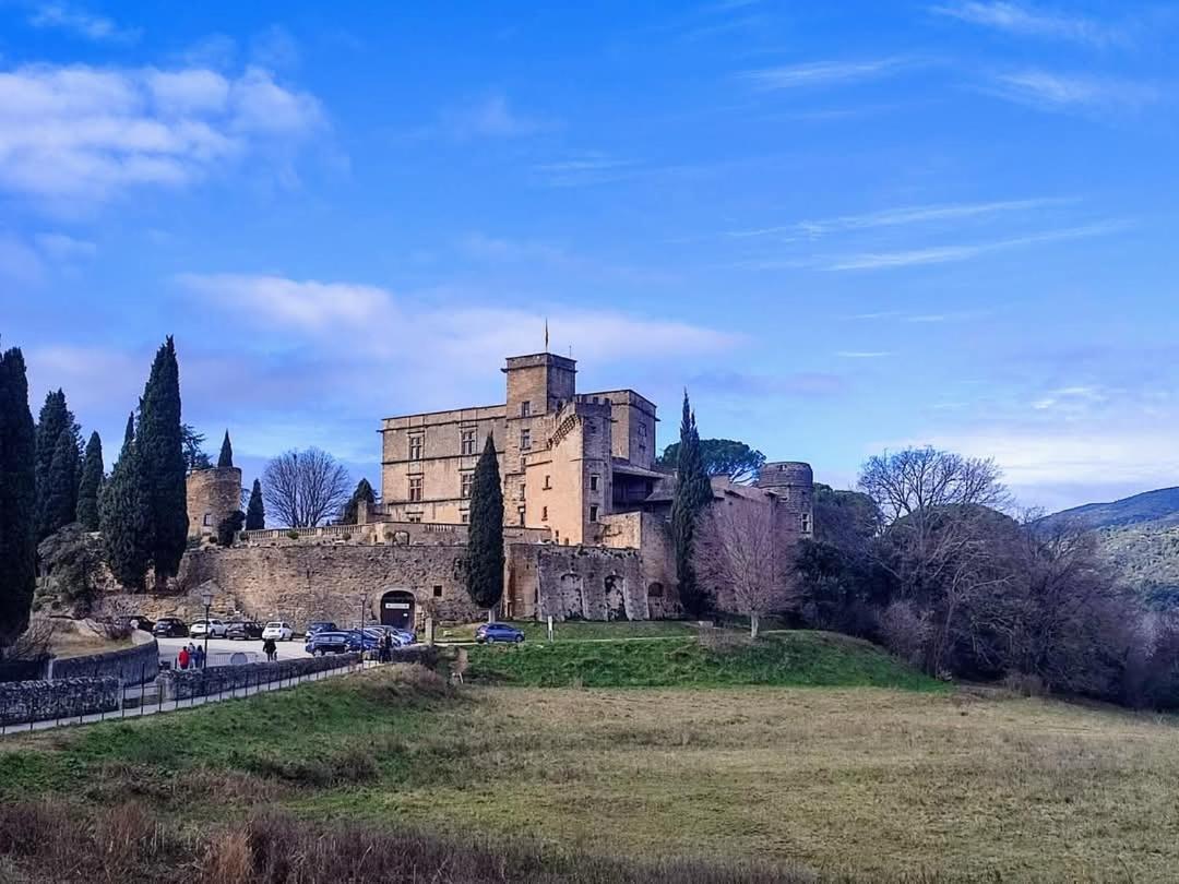 La Fee Viviane Et Michel L'Enchanteur Robion en Luberon Kültér fotó