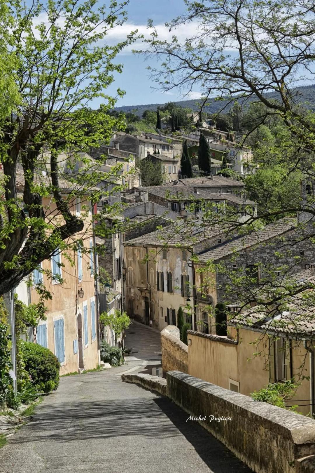 La Fee Viviane Et Michel L'Enchanteur Robion en Luberon Kültér fotó